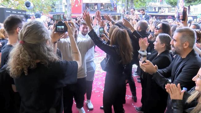 Kadıköy'de ünlü kozmetik mağazası açılışında izdiham