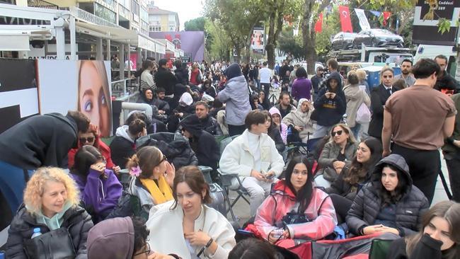 Kadıköy'de ünlü kozmetik mağazası açılışında izdiham