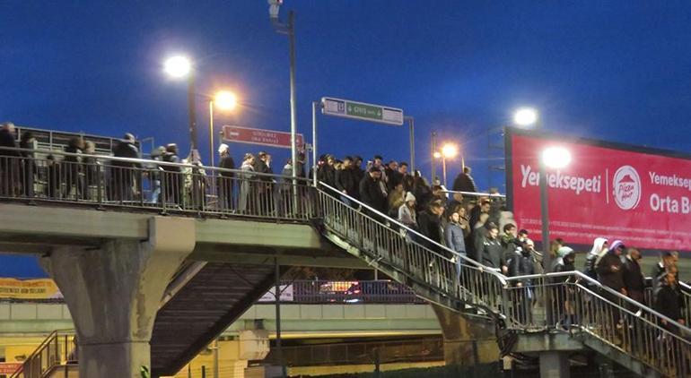 İstanbul fırtınaya teslim! Vapur seferleri iptal edildi, Marmaray ve metrobüste yoğunluk oluştu