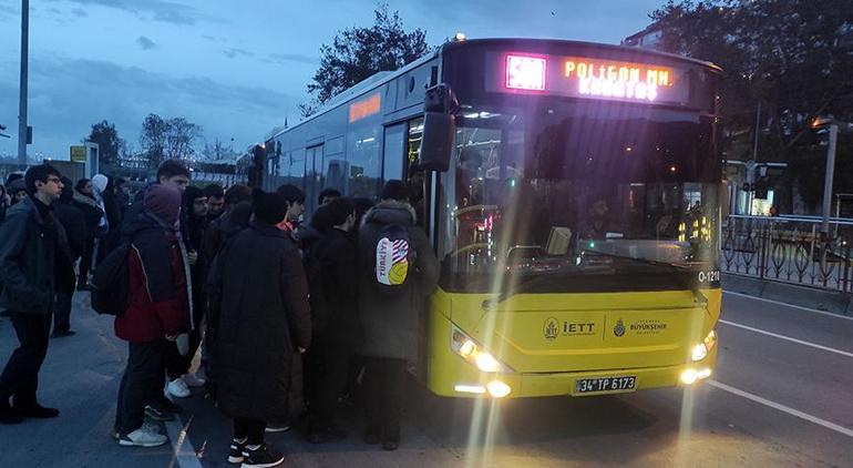 İstanbul fırtınaya teslim! Vapur seferleri iptal edildi, Marmaray ve metrobüste yoğunluk oluştu