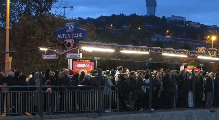 İstanbul fırtınaya teslim! Vapur seferleri iptal edildi, Marmaray ve metrobüste yoğunluk oluştu