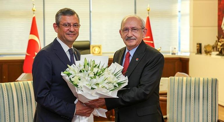 CHP'de Kılıçdaroğlu görevi Özgür Özel'e devretti