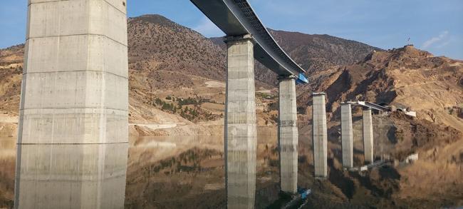 Sokaklarında gezdiklerin ilçenin üzerinde artık balık tutuyorlar