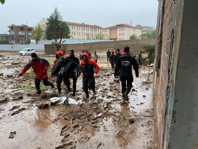 Bir gecede 3 çocuğunu kaybeden baba: Annem kendini feda etti