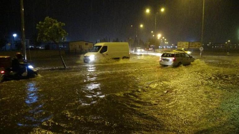 Meteoroloji'nin uyarılarının ardından Çanakkale’de cadde ve sokaklar göle döndü