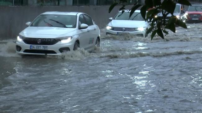 İstanbul'u sağanak vurdu: Cadde ve sokaklar göle döndü