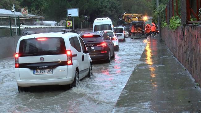 İstanbul'u sağanak vurdu: Cadde ve sokaklar göle döndü