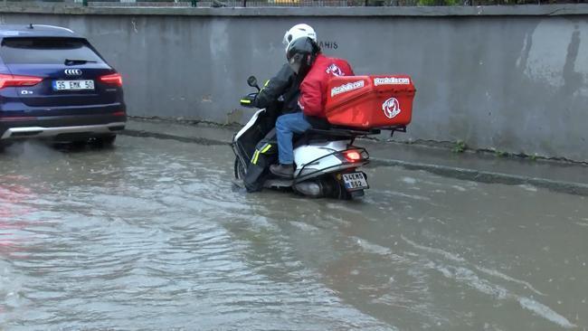 İstanbul'u sağanak vurdu: Cadde ve sokaklar göle döndü