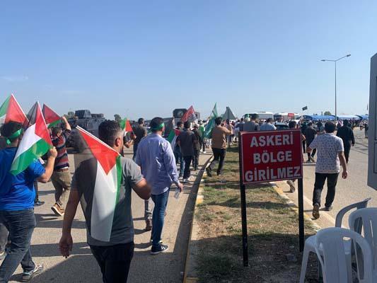 İncirlik Hava Üssü'ne girmeye çalışan protestoculara polis engeli