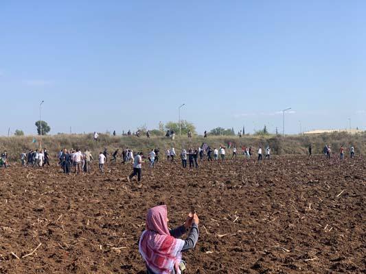 İncirlik Hava Üssü'ne girmeye çalışan protestoculara polis engeli