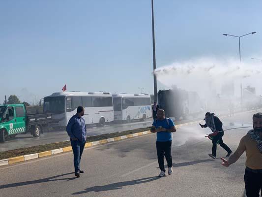 İncirlik Hava Üssü'ne girmeye çalışan protestoculara polis engeli