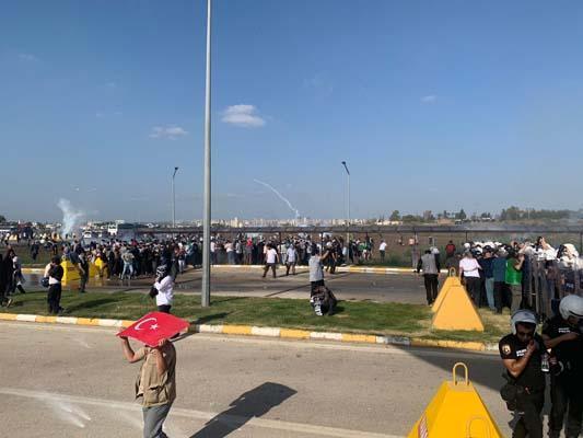 İncirlik Hava Üssü'ne girmeye çalışan protestoculara polis engeli