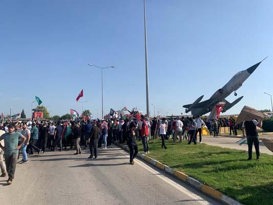 İncirlik Hava Üssü'ne girmeye çalışan protestoculara polis engeli