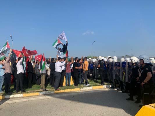 İncirlik Hava Üssü'ne girmeye çalışan protestoculara polis engeli