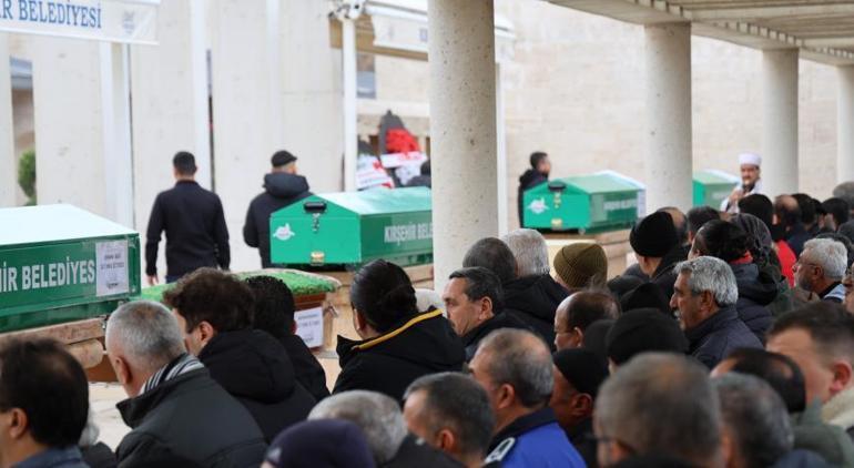 Bir aileyi yok eden kaza! Cenazeler toprağa verildi