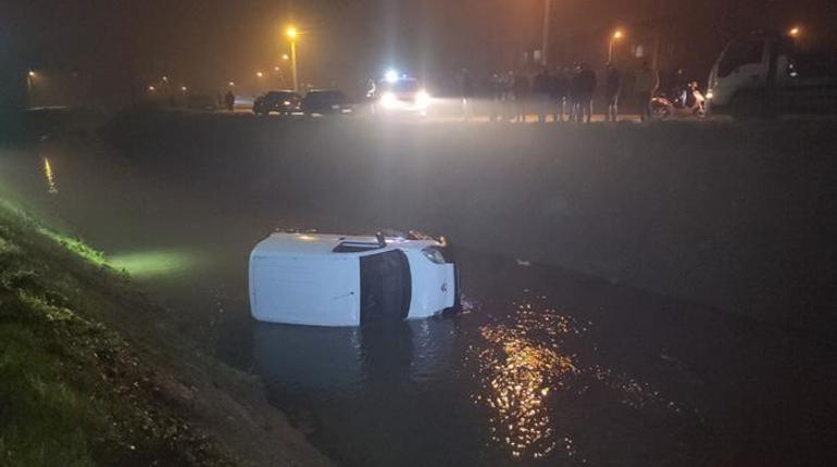 Dereye uçan hafif ticari araçtaki 4 kişi kurtarıldı