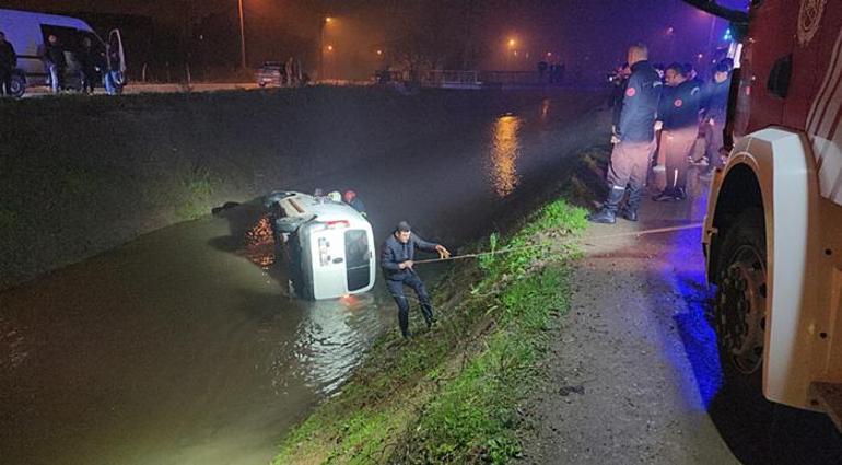 Dereye uçan hafif ticari araçtaki 4 kişi kurtarıldı
