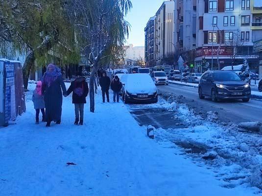 Kentte hayat durdu! 138 yerleşim yerinin yolu kapandı