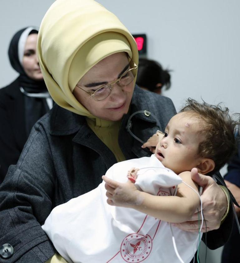 Emine Erdoğan, Türkiye'de tedavi gören Filistinli çocukları ziyaret etti