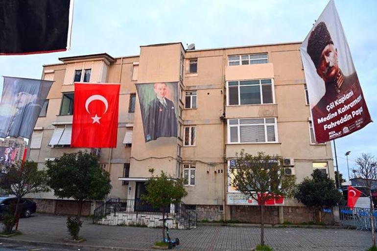 Suudi Arabistan Başkonsolosluğu'nun bulunduğu sokak Atatürk posterleri ile donatıldı