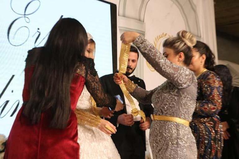 Dudak uçuklatan milyonluk düğün! Geline bir valiz dolusu altın takıldı