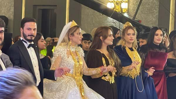 Dudak uçuklatan milyonluk düğün! Geline bir valiz dolusu altın takıldı
