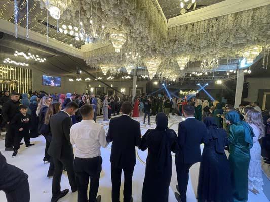 Dudak uçuklatan milyonluk düğün! Geline bir valiz dolusu altın takıldı