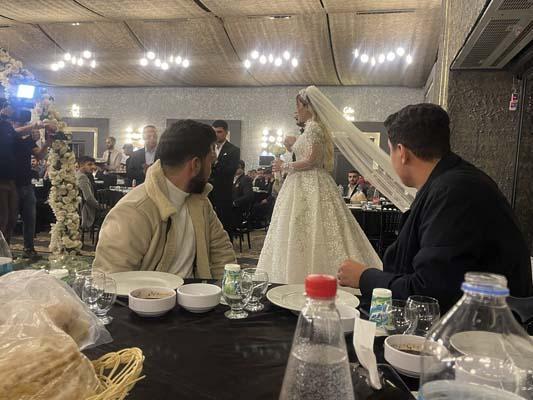 Dudak uçuklatan milyonluk düğün! Geline bir valiz dolusu altın takıldı