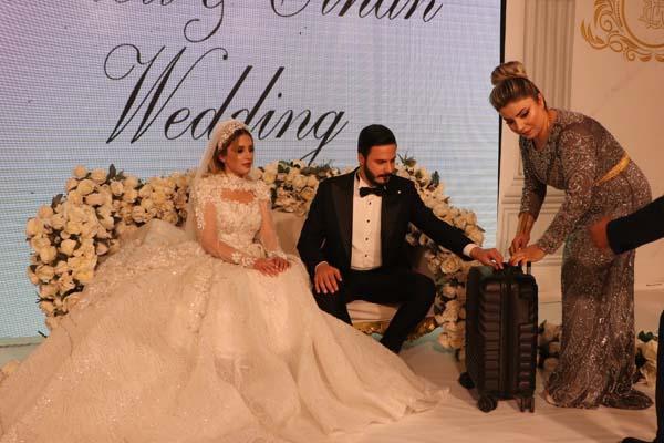 Dudak uçuklatan milyonluk düğün! Geline bir valiz dolusu altın takıldı