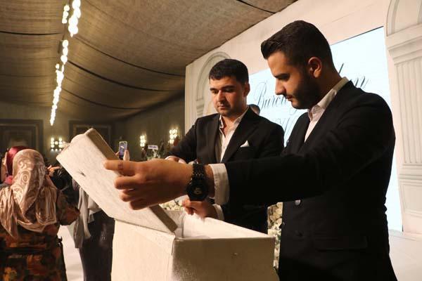 Dudak uçuklatan milyonluk düğün! Geline bir valiz dolusu altın takıldı