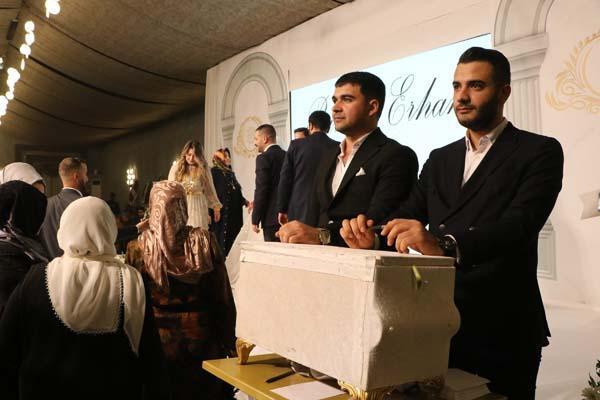 Dudak uçuklatan milyonluk düğün! Geline bir valiz dolusu altın takıldı