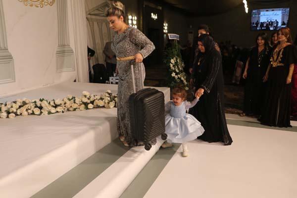 Dudak uçuklatan milyonluk düğün! Geline bir valiz dolusu altın takıldı