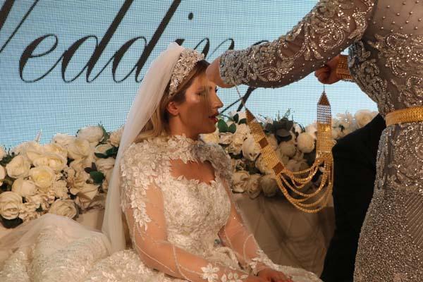 Dudak uçuklatan milyonluk düğün! Geline bir valiz dolusu altın takıldı