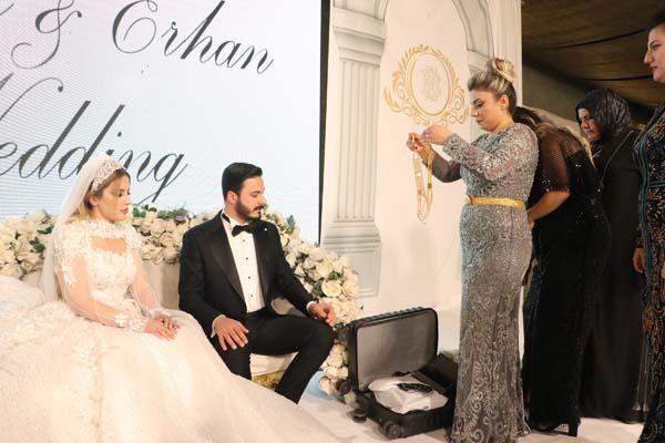 Dudak uçuklatan milyonluk düğün! Geline bir valiz dolusu altın takıldı