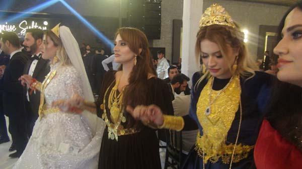 Dudak uçuklatan milyonluk düğün! Geline bir valiz dolusu altın takıldı