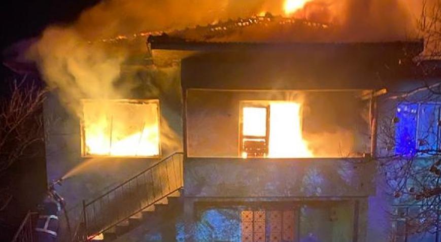 Düzce’de iki katlı ev alev alev yandı
