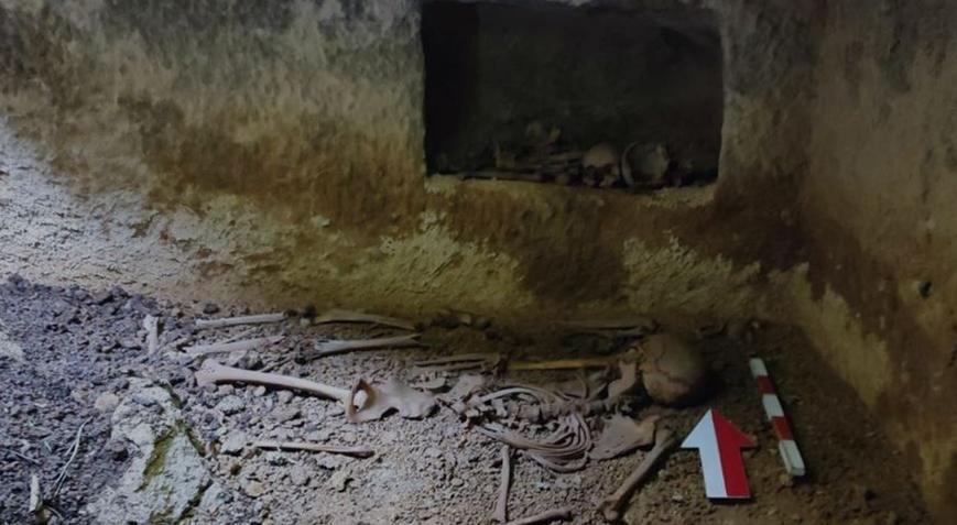 Evin bahçesi çöktü! Şoke eden mezarlık ortaya çıktı