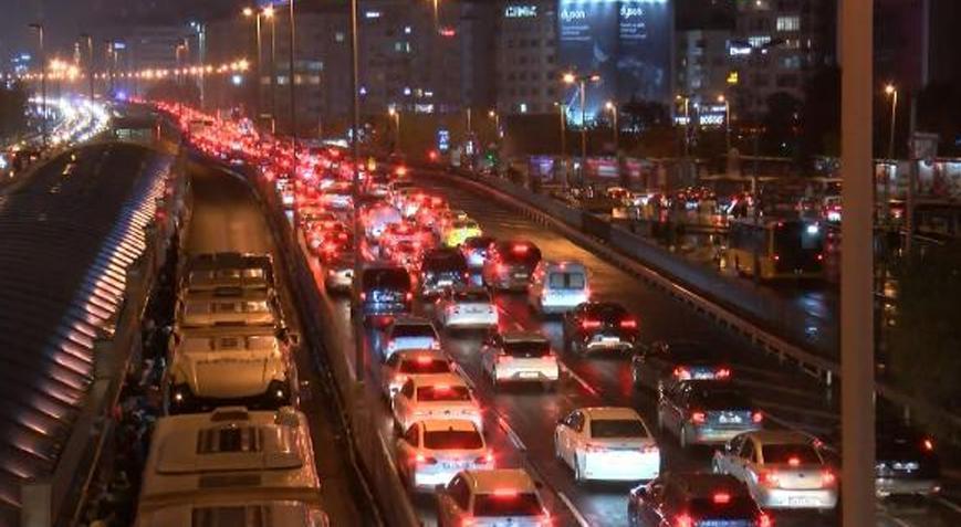 İstanbul’da yağış nedeniyle yoğun trafik oluştu