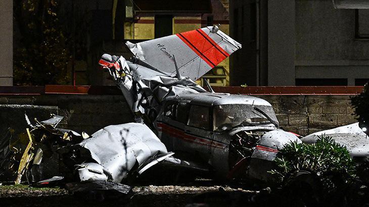 Çift motorlu küçük bir uçak Paris’in banliyösüne acil iniş yaptı