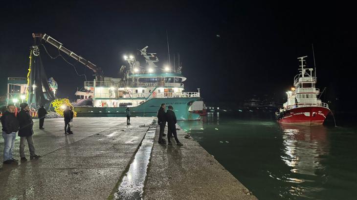 Balıkçılar, 300 ton hamsiyle döndü