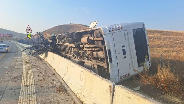 Ankara’da servis otobüsü bariyerleri aşıp araziye devrildi