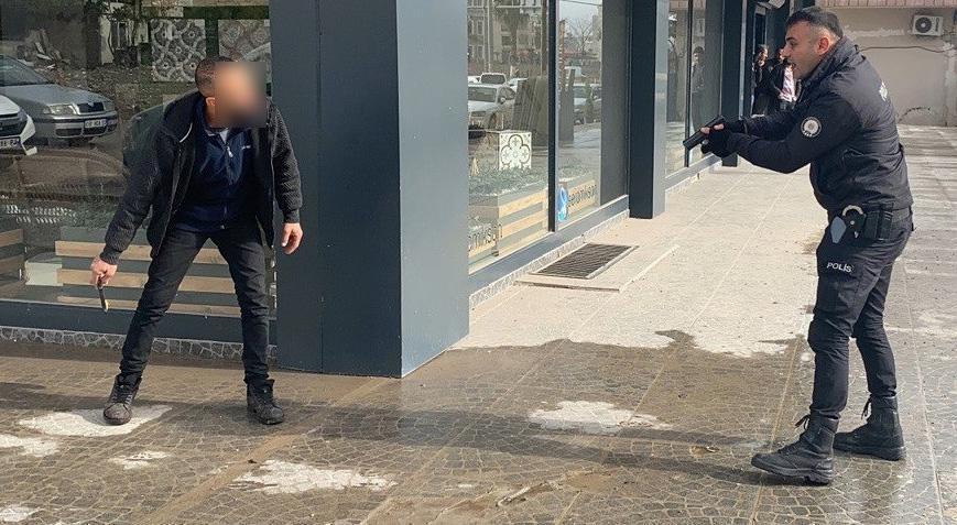 Adıyaman’da hareketli dakikalar! Boğazını kesen şahsı polis etkisiz hale getirdi