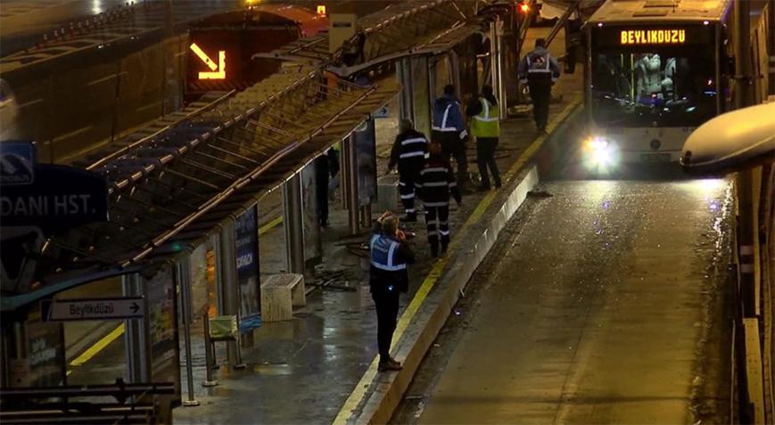 Metrobüs durağa çarptı! 1 kişi yaralandı