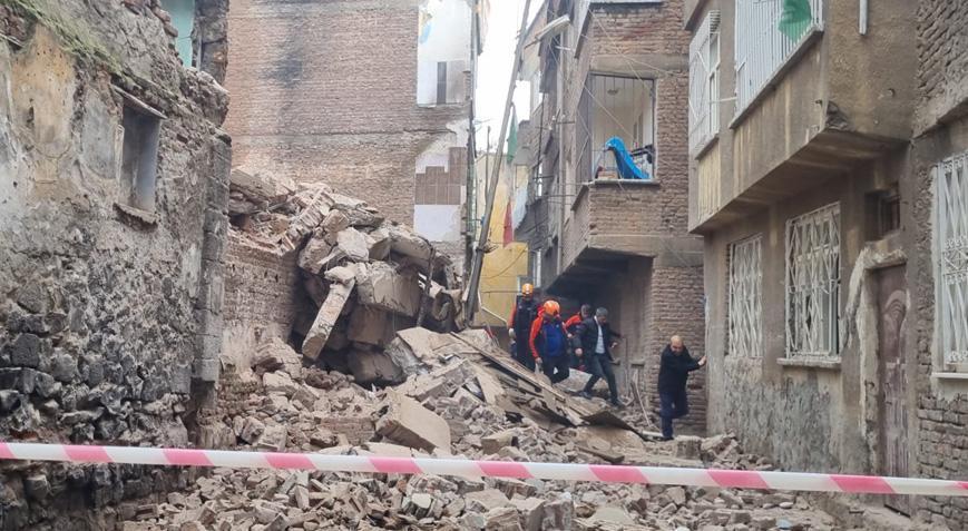 Diyarbakır’da ağır hasarlı bina çöktü! Arama kurtarma çalışması başlatıldı
