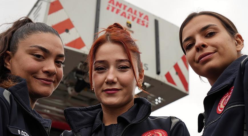 16 tona kadar çıkan araçları kullanıyorlar! ‘Trafikte bizi görünce önce şaşırıp, ardından alkışlıyorlar’