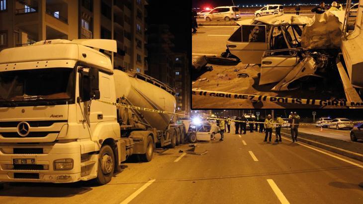 Adana’da feci kaza! TIR’a çarpan otomobil tanınmaz hale geldi: 1 ölü, 4 yaralı