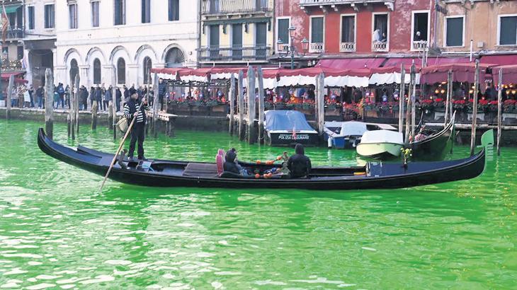 Çevreciler Venedik’in sularını yeşile boyadı! Bu işin oluru var mı?
