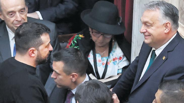 Zelenskiy ile Orban ayaküstü tartıştı