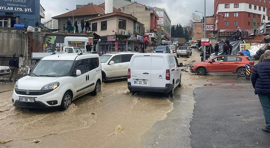 Yer: Trabzon! Yollar dakikalar içinde göle döndü, iş yerlerini su bastı