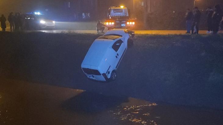 Dereye uçan hafif ticari araçtaki 4 kişi kurtarıldı